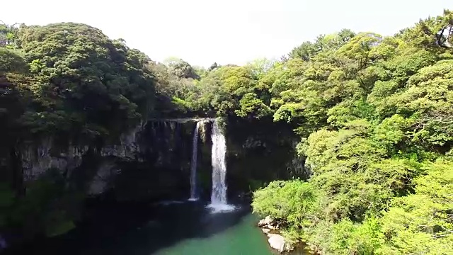 济州岛暖温带森林天池渊瀑布鸟瞰图(韩国自然保护区379)视频素材