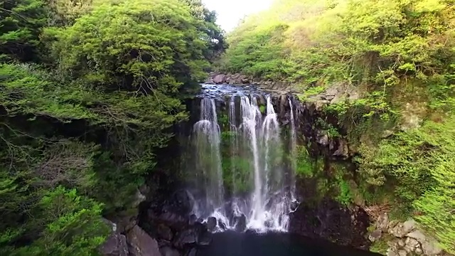 济州岛暖温带森林天jeonjeon瀑布鸟瞰图(韩国自然保护区378号)视频素材