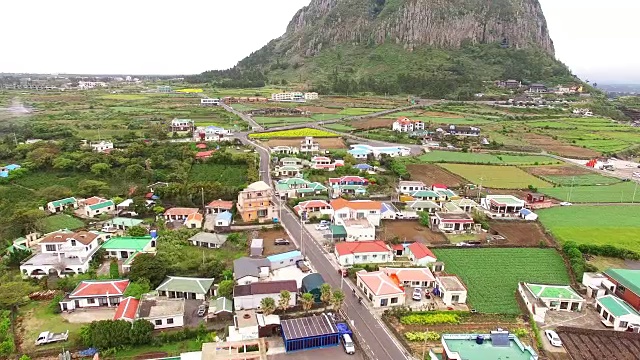 鸟瞰图三帮三山和村庄视频素材