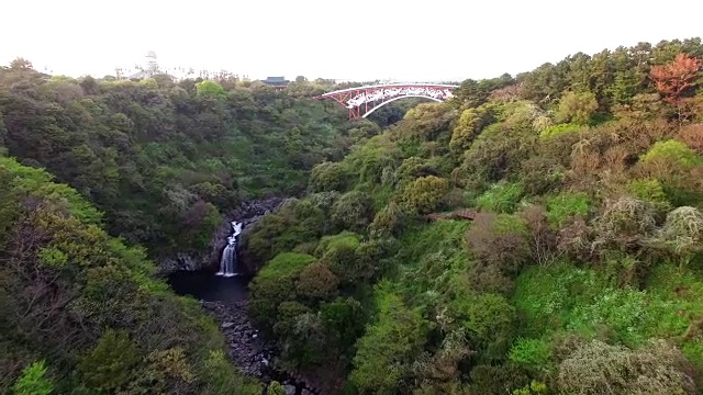 天台瀑布(韩国自然纪念园378号)和贤仁大桥鸟瞰图视频素材