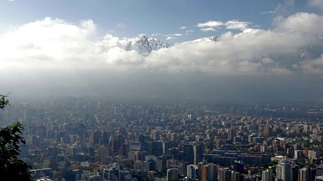 从Cerro San Cristobal鸟瞰智利的圣地亚哥视频素材