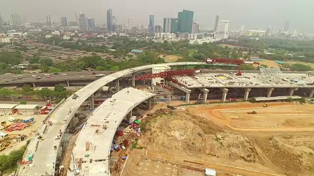 鸟瞰图建设的大众轨道交通线路在曼谷，泰国视频素材