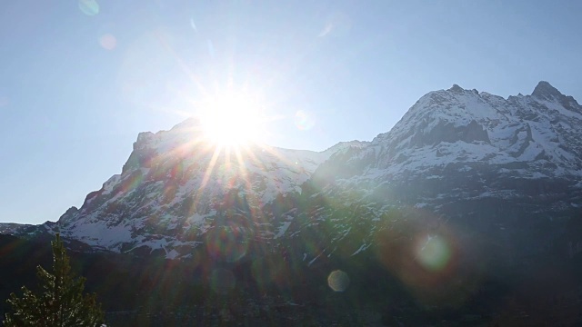 时间流逝的观点，日出超过雪山视频素材