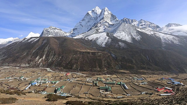 俯瞰Dingboche村，Imja Khola河谷，喜马拉雅山脉，尼泊尔视频素材