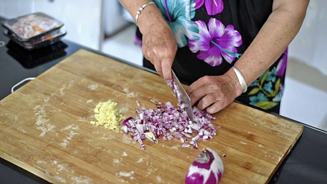 老女人做饭视频下载