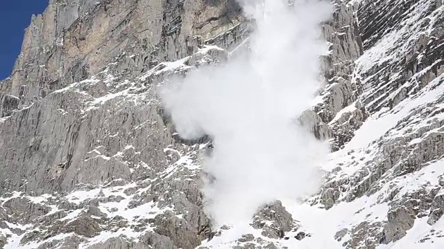 雪崩轰隆轰隆地从陡峭的山坡上滚下来视频素材