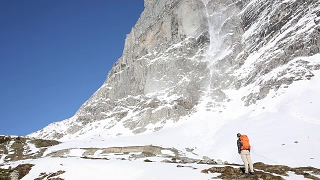 一名男性徒步旅行者拍下了雪崩的照片视频素材