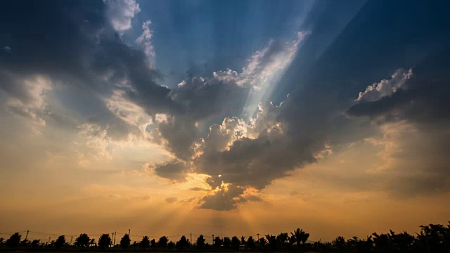 美丽天空的延时，日落时太阳的光线和光束，4k(超高清)视频素材