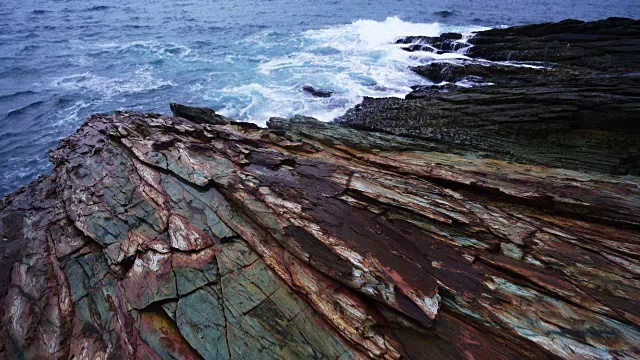 平静的海浪拍打着多岩石的海岸视频素材