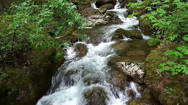 高山瀑布- 4k视频素材