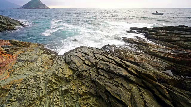 平静的海浪拍打着多岩石的海岸视频素材