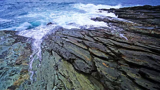 平静的海浪拍打着多岩石的海岸视频素材