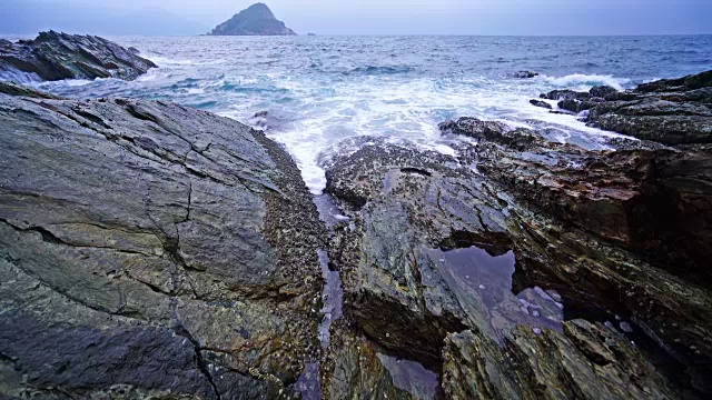 平静的海浪拍打着多岩石的海岸视频素材