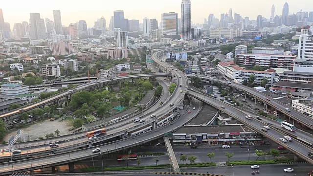 曼谷市容秀丽，商业区设有高速公路和高速公路视频素材