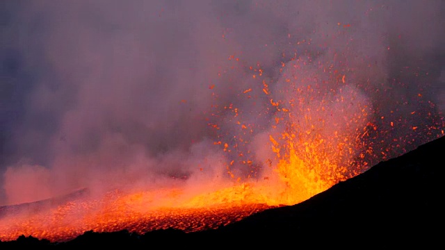 火山喷发和熔岩流视频下载