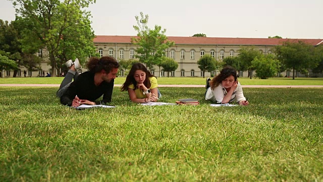 学生在校园里学习视频素材