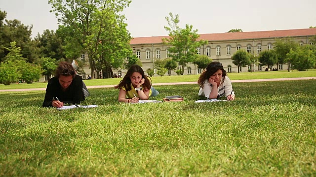 学生们在校园里学习视频素材