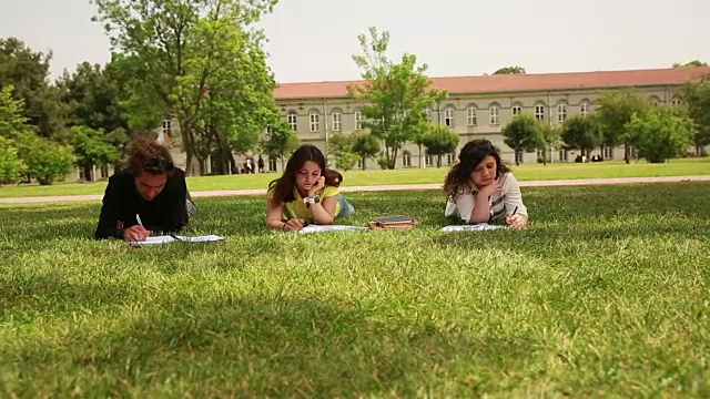 学生们在校园里学习视频素材