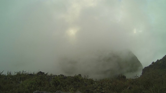 山地景观与雾和云景视频素材