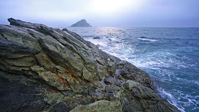 平静的海浪拍打着多岩石的海岸视频素材