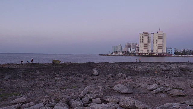 黄昏时分的哈瓦那。紫色的天空。我们可以看到70年代的老建筑靠近malecon。视频素材