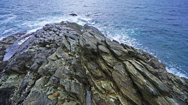 平静的海浪拍打着多岩石的海岸视频素材