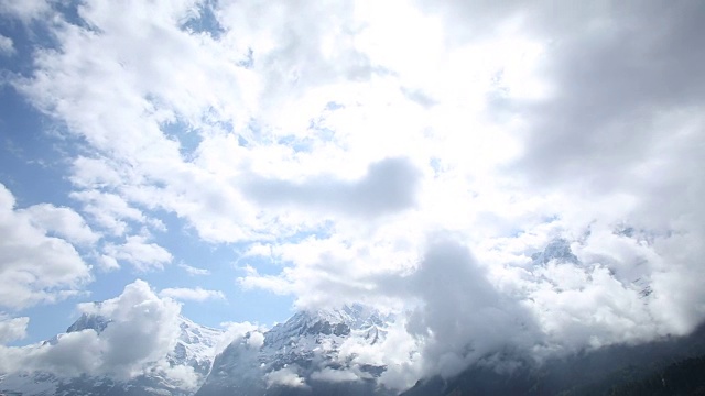 时间流逝的观点，云经过雪山视频素材