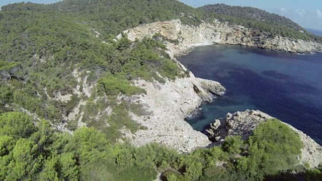 美丽的鸟瞰图岩石海岸线在伊比沙，西班牙视频素材