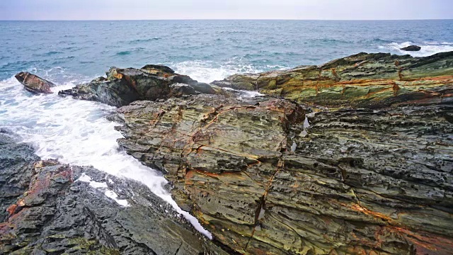 平静的海浪拍打着多岩石的海岸视频素材