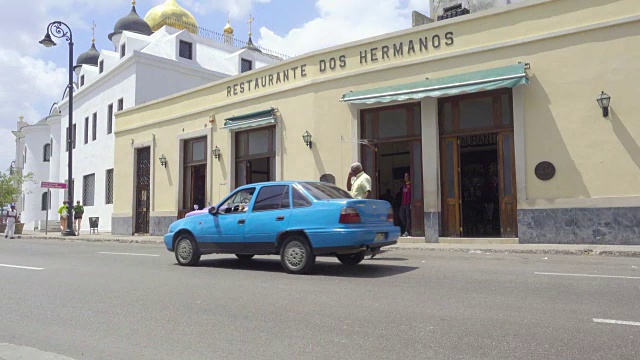 哈瓦那古巴经典的美国紫色汽车前著名的Dos Hermanos餐厅海明威访问和著名的莫吉托和现场音乐。视频素材