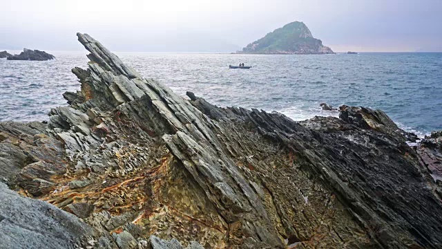 平静的海浪拍打着多岩石的海岸视频素材