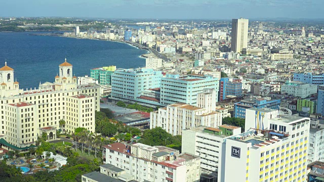 从古巴最高的瞭望台高空俯瞰哈瓦那。城市的天际线与国家酒店国民，马勒康和加勒比海。拍摄于维达多区Focsa大楼。视频素材