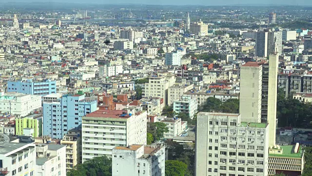 从古巴最高的瞭望台高空俯瞰哈瓦那。无尽的城市的天际线。拍摄于维达多区Focsa大楼。视频素材