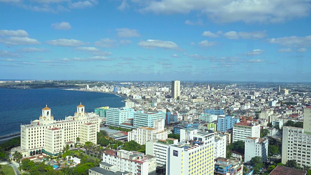 从古巴最高的瞭望台高空俯瞰哈瓦那。城市的天际线与国家酒店国民，马勒康和加勒比海。拍摄于维达多区Focsa大楼。视频素材