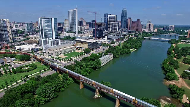 高空中拍摄的天际线城市景观与火车横跨科罗拉多河奥斯汀市中心4K视频素材