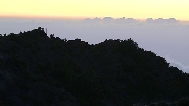 云朵飘过耶罗岛的群山。视频素材