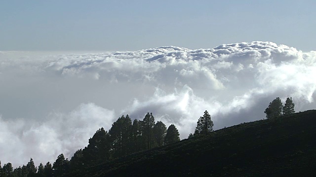 云朵飘过耶罗岛的群山。视频素材