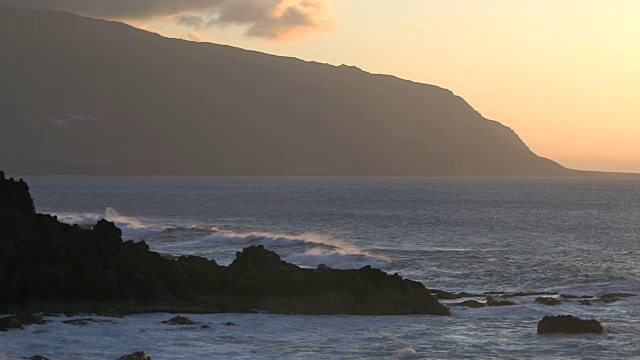 海浪翻滚着冲击着耶罗岛的岩石海岸。视频素材