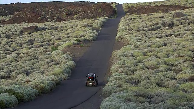 一辆小型电动汽车在耶罗岛的沿海公路上行驶。视频素材