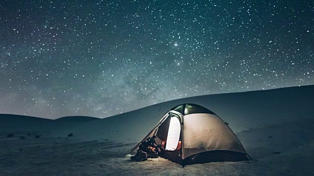 在星空下野外露营视频素材