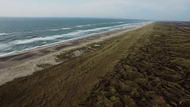 无人机拍摄的海岸线和沙丘视频下载