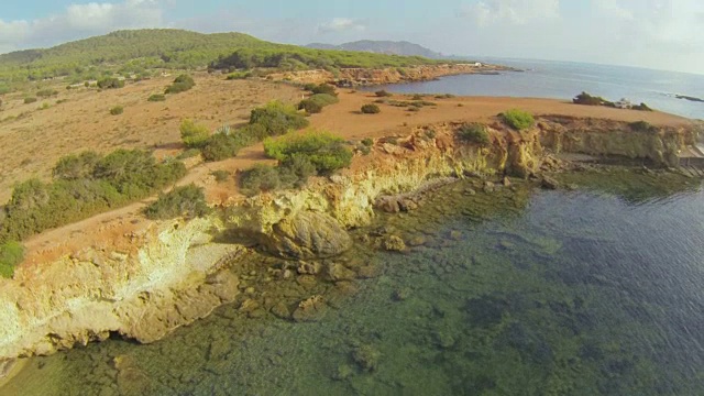 美丽的鸟瞰图岩石海岸线在伊比沙，西班牙视频素材