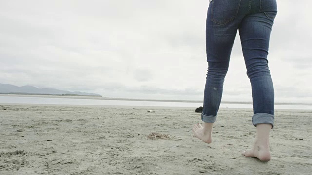 美丽的女人在海边漫步放松视频素材