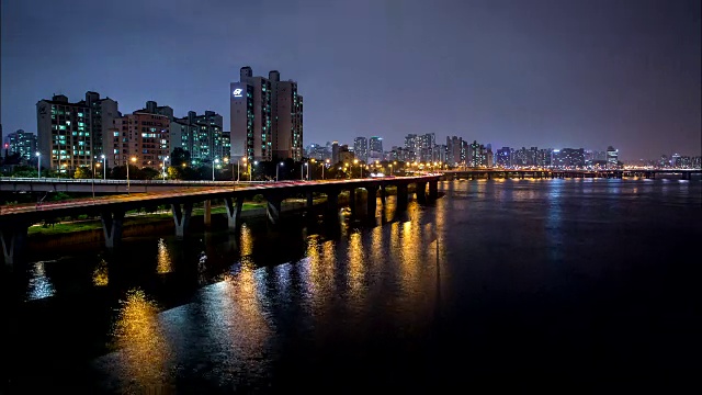 江边高速公路上的交通夜景视频素材