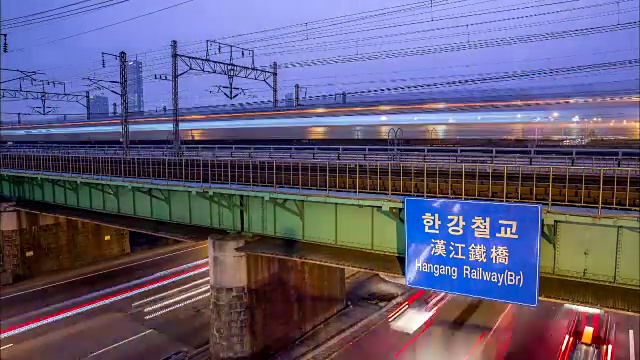 汉江cheolgyo铁路桥和江边本诺高速公路交通行驶的夜景视频素材