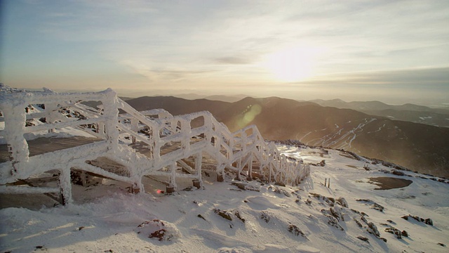 “华盛顿山天文台的全景图，大雪覆盖的桥与山和强风，日出/北康威，新罕布什尔州，美国”视频素材