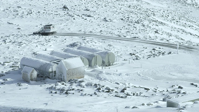 “WS HA拍摄于华盛顿山天文台，雪覆盖的景观，雪猫开车离开/北康威，新罕布什尔州，美国”视频素材