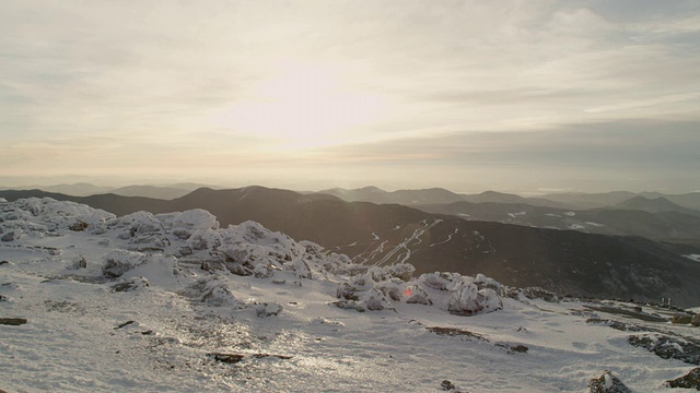 “华盛顿山天文台的MS Shot，雪，山，强风，日出/北康威，新罕布什尔州，美国”视频素材