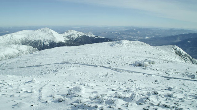 华盛顿山天文台的WS HA视图，雪，山脉和景观/北康威，新罕布什尔州，美国视频素材