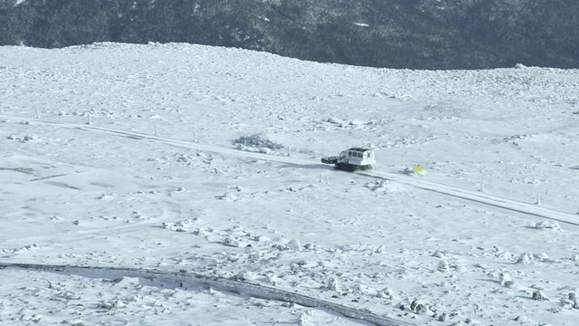 “WS HA拍摄于华盛顿山天文台，雪覆盖的景观，雪猫开车离开/北康威，新罕布什尔州，美国”视频素材